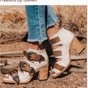 Freebies Violet White Multi/ Size 8 Sandals.